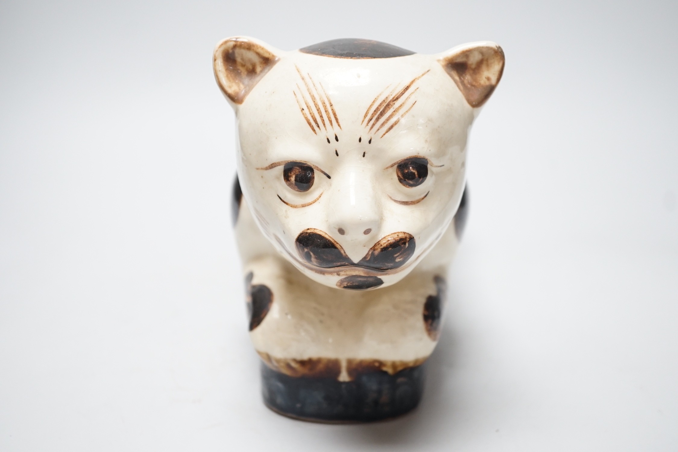 A Chinese Cizhou style 'cat' pillow, late Qing Dynasty, 35cm long